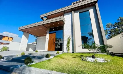 Casa nova em Condomínio fechado com 3 suítes na Praia dos Ingleses em Florianópolis