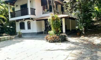 Apresentamos uma excelente oportunidade  casa com 4 quartos Piscina e Hidro na barra da Tijuca ra diversas finalidades, seja para residência, comércio ou investimento.