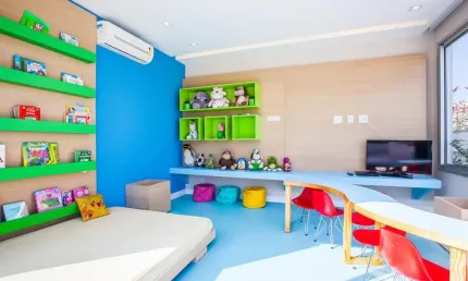 Casa triplex em estilo contemporâneo, com 4 suítes + dependências completas.