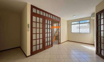 Apartamento com 2 Dormitórios e 1 Vaga de Garagem Livre e Coberta à Venda, por R$ 290.000 - Abraão - Florianópolis/SC