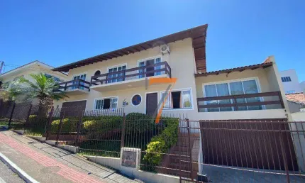 Casa com 4 dormitórios à venda, 247 m² por R$ 990.000,00 - Barreiros - São José/SC