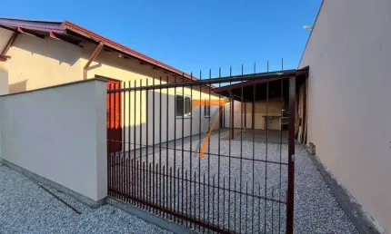Casa com 3 dormitórios para alugar, 84 m² por R$ 2.466,00/mês - Sertão do Maruim - São José/SC