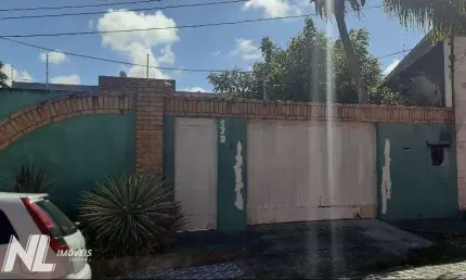 Casa em ponta negra com 300m² de área total - 157m² de área construída