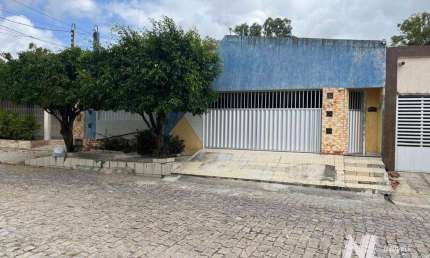 Casa mobiliada e  com 4 dormitórios à venda, 240 m² por R$ 630.000 - Candelária - Natal/RN