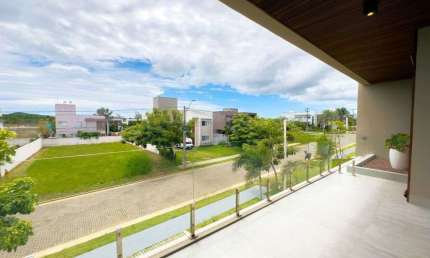 Casa com arquitetura moderna e lazer privativo no Alphaville Catuana - 450m² de área total