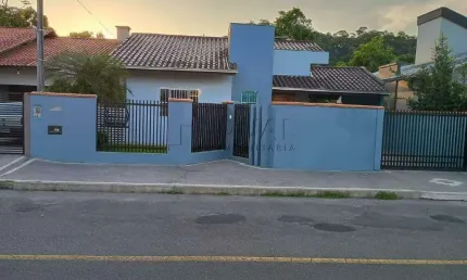 Casa com amplo terreno e 2 suítes a venda no bairro Três Rios do Sul em Jaraguá do Sul