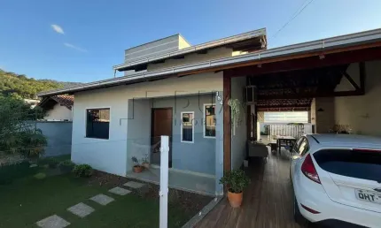 Casa à venda no bairro Jaraguá 84 em Jaraguá do Sul.
