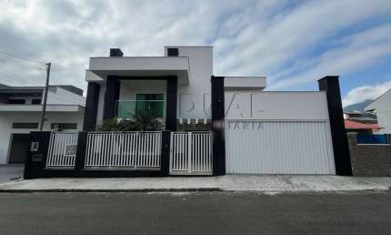Casa à venda no bairro Vila Baependi em Jaraguá do sul.