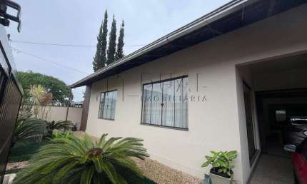 Casa com ótima localização à venda no bairro Nova Brasília.