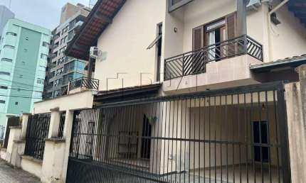 Casa residencial com potencial comercial com 270 m² semi mobiliado à venda no bairro Centro de Jaraguá do Sul