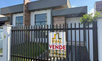 Moderna e Pronta para Morar: Casa Geminada com 3 Dormitórios e Churrasqueira
