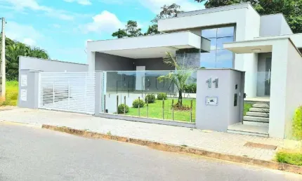 Casa à Venda na Barra do Rio Cerro | 3 Suítes, Piscina e Alto Padrão de Acabamento