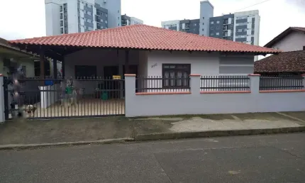 Casa com três dormitórios a venda no bairro João Pessoa em Jaraguá do Sul