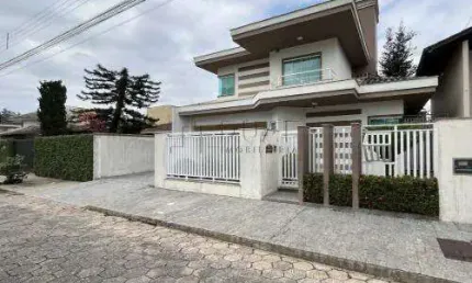 Sobrado Amplo com Área de Festas e Espaço para Piscina à Venda na Barra – Próximo ao Centro