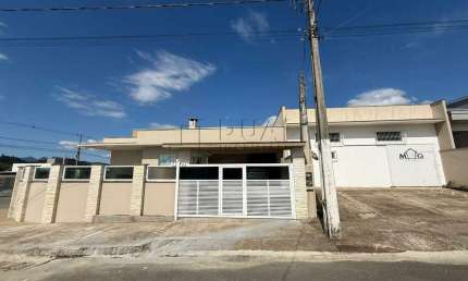 Casa Térrea com Piscina + Galpão Comercial em Terreno de Esquina