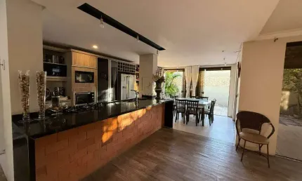 Casa próxima ao centro da cidade, no bairro Vila Nova