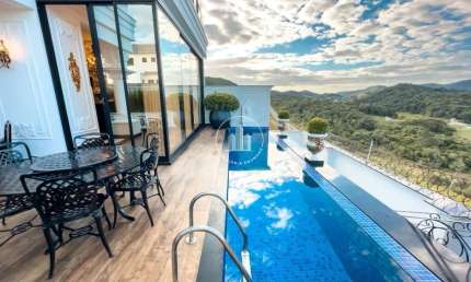 Mansão Luxuosa à venda em Condomínio Fechado em Camboriú/SC