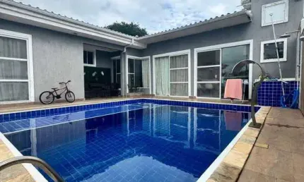 Excelente casa linear com piscina em condomínio em São Pedro da Aldeia !