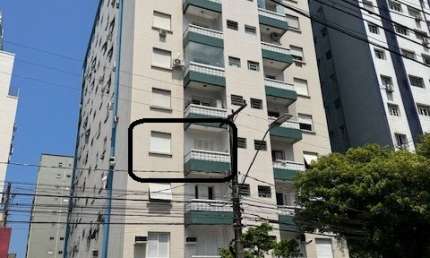 Apartamento com sacada, em condominio de frente para o mar