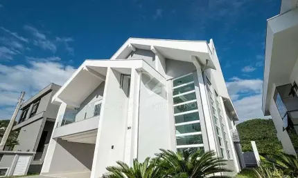 Casa 5 Suítes, Mobiliada, Piscina e Jardim - Ariribá/BC