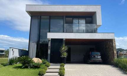 Casa 4 Dormitórios (3 Suítes), Piscina - Pedra Branca, Palhoça-SC