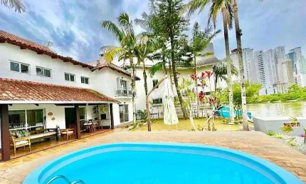 Casa com Píer e Vaga Náutica - Balneário Camboriú /SC