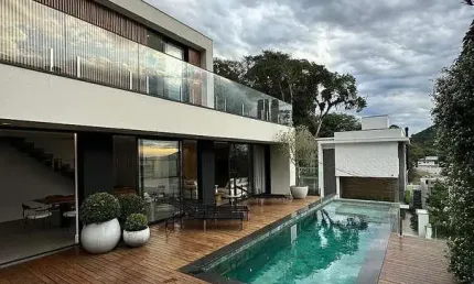 Casa 4  Suítes, Piscina e Visa Para o Mar - Balneário Camboriú /SC