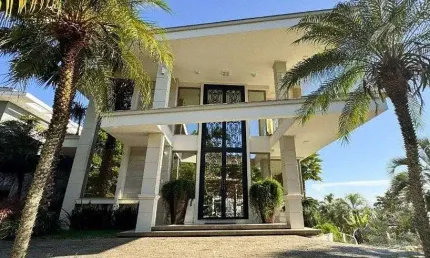 Casa de alto padrão com vista para o mar à venda no Cacupé, Florianópolis