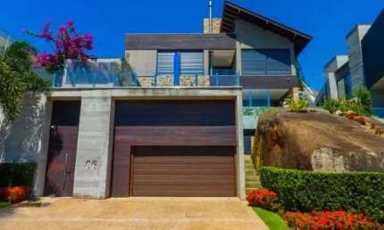 Casa de alto padrão à venda no Cacupé, Florianópolis, com 3 suítes e vista para o mar