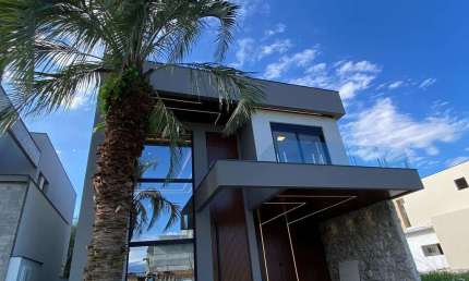 Casa de 3 suítes à venda com piscina e elevador — alto padrão e conforto