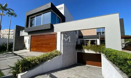 Casa de 4 suítes com automação e vista para o mar à venda em Coqueiros, Florianópolis