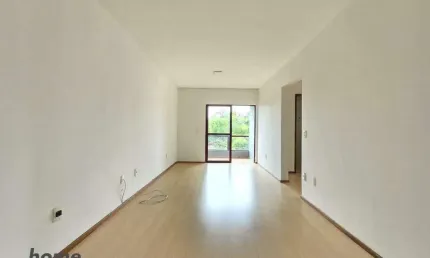Apartamento com 2 quartos e sacada com churrasqueira, localizado no Glória à venda por R$ 330 mil.