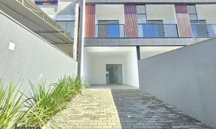Sobrado Geminado à venda, 3 quartos, 1 suíte, 2 vagas, Iririú - Joinville/SC