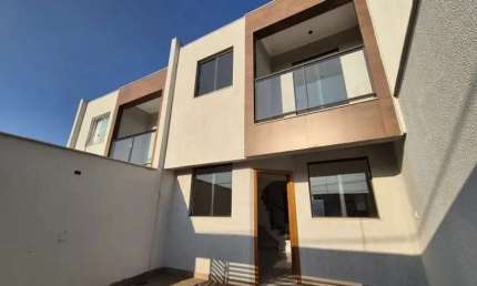Casa Individual Duplex - 03 qts.- 01 suíte - 02 vgs. - R$ 685K