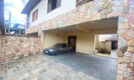 Casa com - 4 qt. - 01 suíte - 4 vg. - 200m² - R$745K