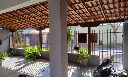 Casa linear - para reforma - 3 qts. - 6 vg. - lote 380m² - próximo a Cristiano Guimarães