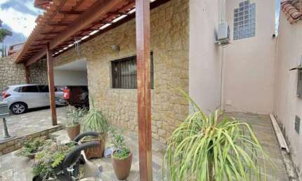 Casa - 04 qts. - 01 suíte - 03 banheiros - 04vg. - 220m² R$1.095.000