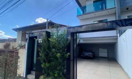 Casa Triplex Geminada de Alto Padrão - 03 qts. - 01 suíte - 04 vagas - R$895K