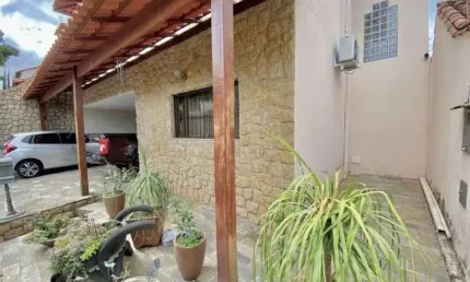Casa - 04 qts. - 01 suíte - 03 banheiros - 04vg. - 220m² r$1.095.000