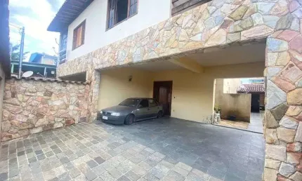 Casa com - 4 qt. - 01 suíte - 4 vg. - 200m² - R$745K