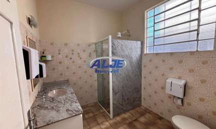 Casa com 3 quartos para alugar na Avenida Pedro de Toledo, Centro, Marília por R$ 2.200