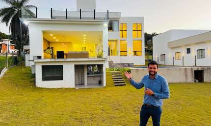 Casa de Alto Padrão  no Condomínio Solar das Palmeiras