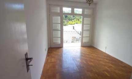 Centro - Excelente apartamento com vista indevassável constando de 3 quartos