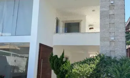 Casa em condomínio fechado com 4 quartos à venda na r. dr. josé carlos minahim, 600, centro, lauro de freitas por r$ 1.200.000