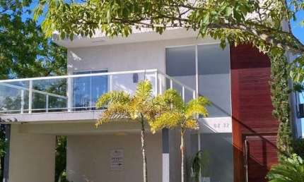 Casa em condomínio fechado com 3 quartos para alugar na Rua Caraíva, 3, Alphaville (Abrantes), Camaçari por R$ 8.700