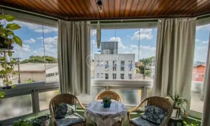 Apartamento à venda no bairro Saúde com varanda fechada com vidro