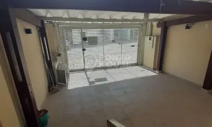 Sobrado de 230 m2 com 03 dormitórios, 02 vagas, reformado em Mirandópolis