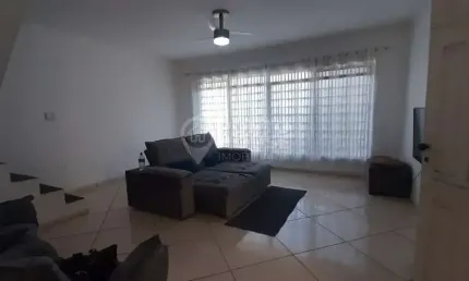 Casa duplex com entrada independente na chácara inglesa com 2 vagas de garagem.