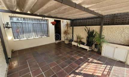 Sobrado à venda no bairro Campo Belo com 3 dormitórios e 2 vagas