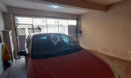 Casa térrea de 150m², com 2 dormitórios, living, corredor lateral e 2 vagas